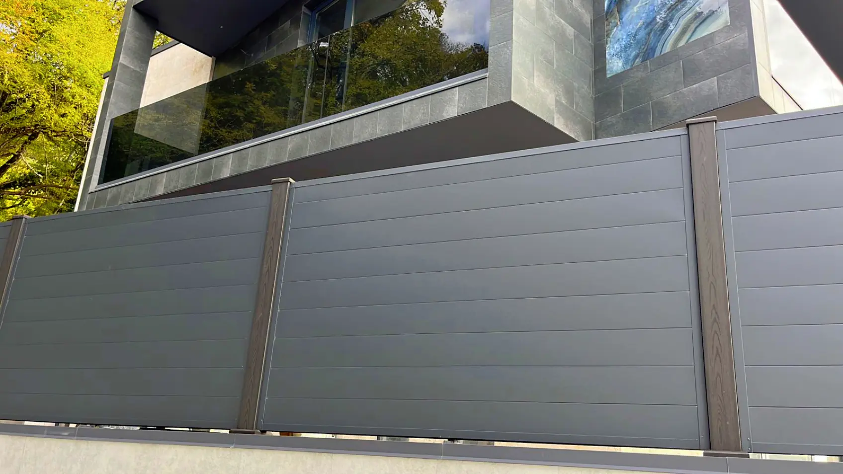 Фото 1 забор из линеарных панелей Гладких RAL7024 МАТТЕ Серый Графит матовый