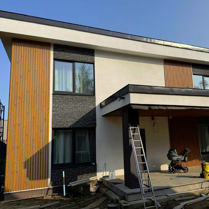 Фото 2 кубообразная рейка под дерево Светлый Дуб 3D на фасаде и потолке