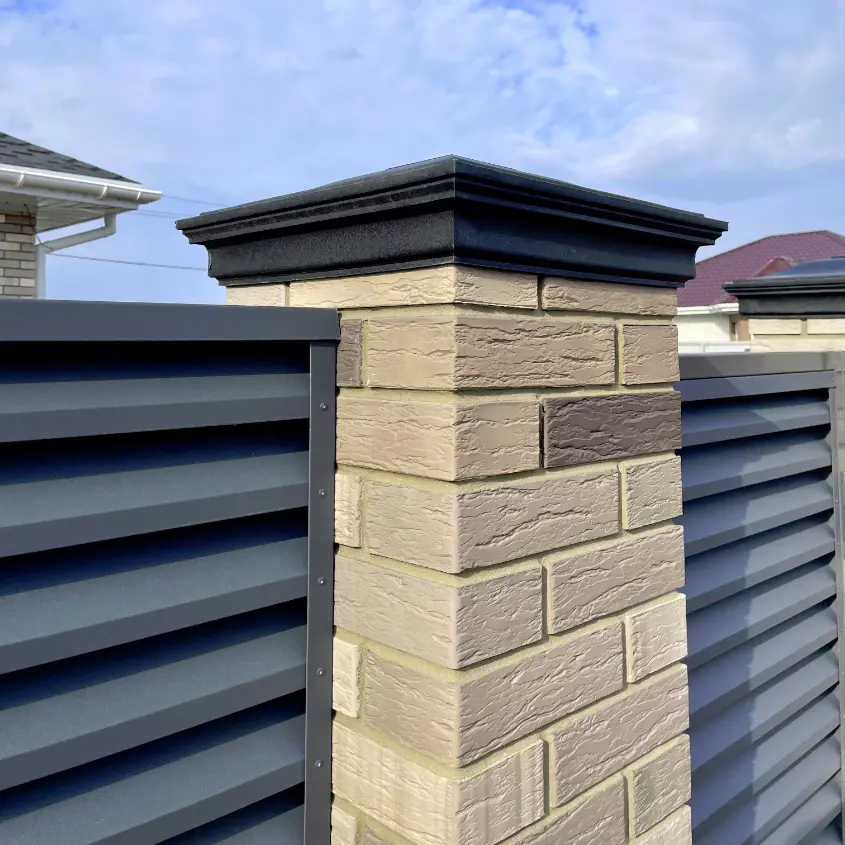 Фото 4 колпак Monblan Серый на столбах забора типа жалюзи