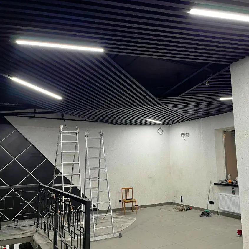 Фото 4 Стальная рейка на потолке RAL9005 МАТТЕ Черный матовый