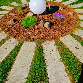 Шаговая плита STONE Светлая Галька на садовой дорожке