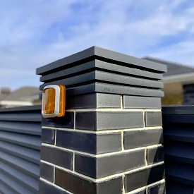 Колпак Bona Хай-Тек Серый на столбах, парапеты Monblan на заборе жалюзи Эко-Z